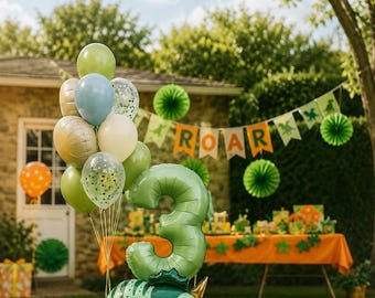 Pode incluir: Um grande balão de alumínio verde em forma de número três assenta sobre um balão de alumínio em forma de dinossauro verde. Um cacho de balões verde-claros, azuis, brancos e com confetes está preso ao dinossauro, com uma faixa ROAR ao fundo.