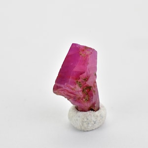 Sällsynt 5,4ct dubbelterminerad rosa rubinkristall, rå rubinkorundkristall.