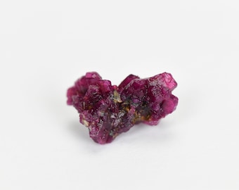 Belle grappe de cristaux de rubis rouge rare de 7,5 ct, pierre précieuse de spécimen de corindon de rubis brut.