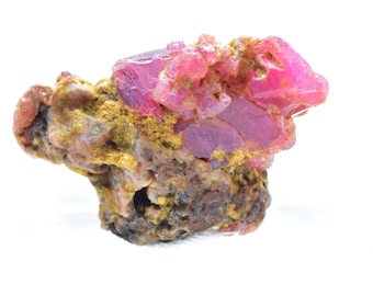 Cristal de corindon rubis brut 55.4ct , spécimen d’affichage rare Gemstone, cristal de guérison, pierre précieuse de rubis brut, spécimen de cristal de rubis brut