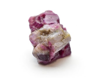 Cristal de corindon rubis brut 34.5ct , spécimen rare de pierre précieuse, cristal de guérison, pierre précieuse de rubis brut, spécimen de cristal de rubis brut