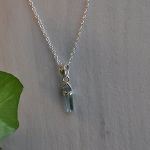 Leuke zeldzame aquamarijn ketting - aquamarijn hanger - raw aquamarijn natuurlijke- kristallen ketting