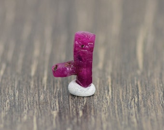 Très belle grappe de cristaux de rubis rouge rare de 5,5 ct, pierre précieuse de spécimen de corindon de rubis brut.
