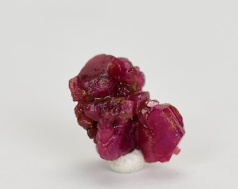 Joli cristal de spécimen brut de groupe de rubis du Vietnam rouge rare de 5,85 ct, cristal brut brut de spécimen de corindon de rubis