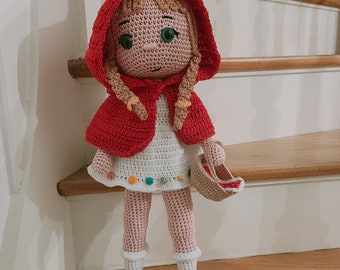 Preciosa caperucita roja hecha a mano en crochet con ojos de seguridad y cestita. altura 35 cm
