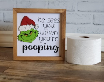 Letrero "Te ve cuando haces caca", letrero de baño del Grinch, letrero navideño divertido, decoración navideña, decoración del Grinch, letrero navideño, letrero de 8x8