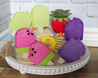 Decoración de bandejas escalonadas de verano, decoración de paletas, decoración de verano, dulces de verano, paletas de madera, decoración de gafas de sol, decoración de chanclas, diversión bajo el sol