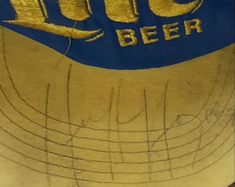 Gorra Miller Lite de los años 90 firmada por Hulk Hogan.