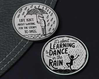 La vida no se trata de esperar a que pase la tormenta, Moneda de desafío grabada, Moneda de pareja, Regalo para él, Regalo para ella, Amor propio