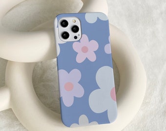 Può includere: Una custodia per telefono blu con un motivo di fiori bianchi e rosa. La custodia ha un ritaglio per l'obiettivo della fotocamera e un bordo rialzato attorno ai bordi.
