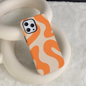 Op de afbeelding: Een telefoonhoesje met een abstract swirl-patroon in wit en oranje. Het hoesje heeft een uitsparing voor de camera.