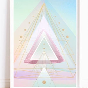 Op de afbeelding: Abstracte geometrische kunstprint met een roze, groene en blauwe kleurstelling. De print bevat een grote driehoek met gouden lijnen en stippen.