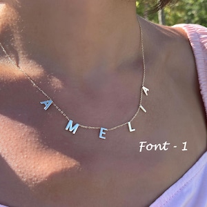 Collar minimalista con inicial, collar con nombre y letras espaciadas, collar con múltiples dijes, regalos de cumpleaños personalizados, collar elegante con alfabeto, regalos para abuelas