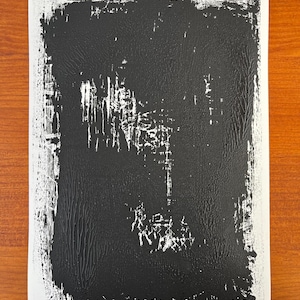 Könnte beinhalten: Schwarz-weißer abstrakter Kunstdruck mit strukturierter Oberfläche und weißem Rand. Der Druck ist unten rechts mit "Victoria Kayper C." signiert.