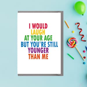 Tarjeta divertida - Me reiría, pero todavía eres más joven que yo tarjeta de cumpleaños - para hombres y mujeres él su hermana hermano C833