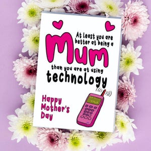 Carte de fête des mères amusante, carte d'anniversaire | « Au moins, vous faites mieux d'être maman que d'utiliser la technologie » | Cadeau coquin pour maman - M134