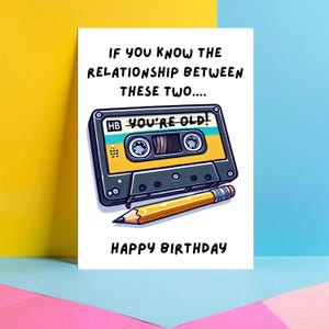 Grappige verjaardagskaart voor mannen en vrouwen, je bent oud verjaardagskaart met cassettebandje en potlood, oude dag grap voor vader, broer, vriend, oom - JBS36