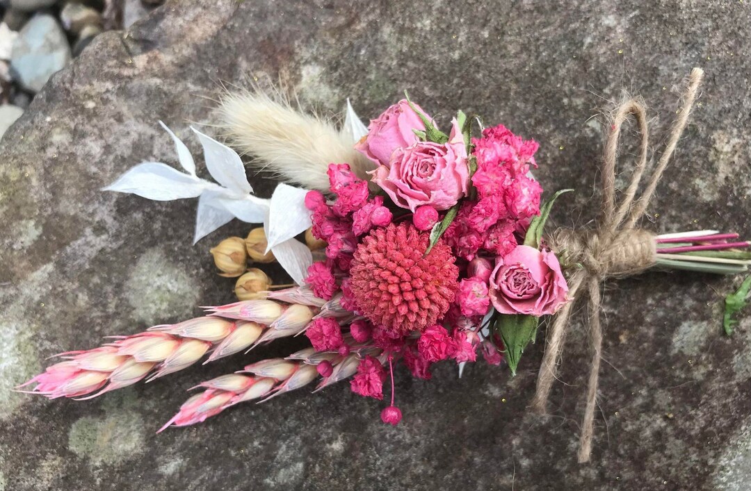 Spray Roses Buttonhole Super Pink - Billy Balls, Spray Roses, Gypsophlia, Flax - Boutonniere ...