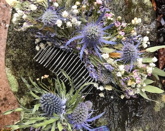 Distel Tartan Thema Hochzeit Haarkamm und Ansteckblume im Knopfloch Boutonniere mit getrockneten Blumen - etwas blau