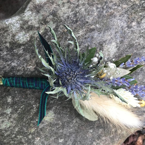 Thistle Scottish mariage fleur séchée boutonnière - boutonnière - corsage - ruban tartan, gypsophlia, lin, quelque chose de bleu