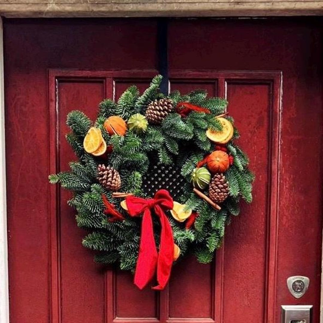 Frischer Weihnachtskranz 2025, handgemacht mit Tannenzapfen, Orangen und Zimt