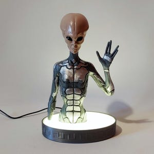 ALIEN BUST- Illuminated alien figure