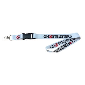 Può includere: Lanyard Ghostbusters bianco con fibbia nera e moschettone in metallo. Il lanyard presenta il logo e il testo Ghostbusters in rosso e nero. Un accessorio divertente per i fan del film.