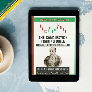 Puede incluir: Una tableta muestra "The Candlestick Trading Bible" en español. La portada presenta un gráfico de velas, un retrato y texto. Una taza de café en un platillo y un libro son visibles sobre una superficie azul.
