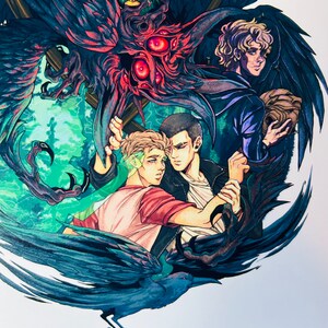 K&ouml;nnte beinhalten: Eine digitale Illustration von drei Figuren, zwei M&auml;nnern und einer Frau, umgeben von dunklen, wirbelnden Fl&uuml;geln. Die Figuren befinden sich in einer engen Umarmung, wobei die Frau in der Mitte steht. Die Fl&uuml;gel sind dunkel, fast schwarz, mit einem Hauch von Blau und Gr&uuml;n. Der Hintergrund ist ein wirbelnder Mix aus Gr&uuml;n und Blau.