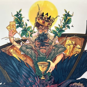 K&ouml;nnte beinhalten: Eine digitale Illustration von zwei Figuren, eine tr&auml;gt eine Krone und die andere h&auml;lt einen Kelch. Die Figuren sind von &Auml;sten, Bl&auml;ttern und Tarotkarten umgeben. Der Hintergrund ist dunkelblau und schwarz.