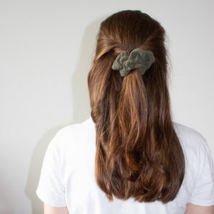 Musselin-Scrunchie mit Punkten bestickt verschiedene Farben zdjęcie 4