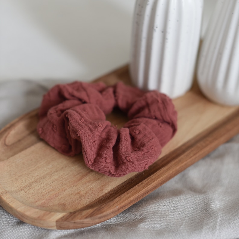 Musselin-Scrunchie mit Punkten bestickt verschiedene Farben Rostrot