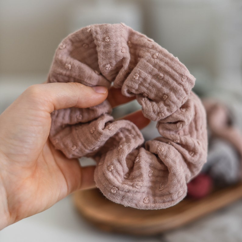 Musselin-Scrunchie mit Punkten bestickt verschiedene Farben zdjęcie 5