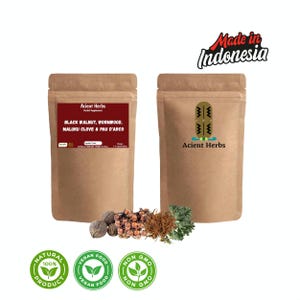Op de afbeelding: Twee bruine papieren zakjes met kruidensupplementen met de tekst "Acient Herbs". Eén zakje heeft een rood label met tekst, waaronder "Black Walnut, Wormwood, Maluku Clove & Pau D'Arco". De afbeelding bevat ook de tekst "Made in Indonesia" en drie groene ronde logo's.
