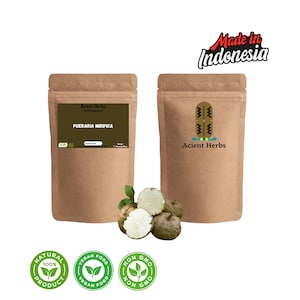 Può includere: Due buste di carta marrone di integratore a base di erbe "Pueraria Mirifica" di "Acient Herbs", con alcuni pezzi di radice e foglie verdi. L'immagine include anche il testo "Made in Indonesia" e tre loghi circolari verdi: "Natural Product", "Vegan Food" e "Non GMO".