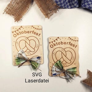 Può includere: Due targhe in legno a tema Oktoberfest, con un disegno di pretzel e la parola "Oktoberfest". Ogni targa ha un fiocco fatto con banconote piegate. Il testo "SVG Laserdatei" è in basso.
