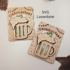 Könnte beinhalten: Zwei Holz-Geschenkkartenhalter zum Oktoberfest. Jeder Halter hat ein Bierkrug-Design mit dem Wort "Oktoberfest" und dekorativen Elementen. Der Text "SVG Laserdati" ist ebenfalls sichtbar. Die Halter sind aus hellem Holz gefertigt.