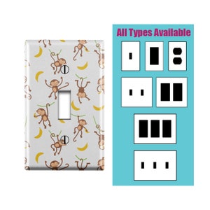 Może przedstawiać: Biały włącznik światła z wzorem brązowych małp huśtających się na winorośli z żółtymi bananami. Tekst "Wszystkie rodzaje dostępne" znajduje się na niebieskim tle z obrazami różnych typów przełączników i gniazdek.