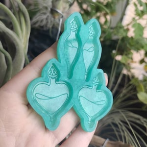 Può includere: Uno stampo in silicone color turchese con quattro forme diverse per realizzare gioielli in resina. Lo stampo comprende due stampi a forma di cuore e due stampi a forma di bottiglia.