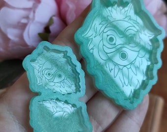 Op de afbeelding: Twee groene siliconen mallen voor het gieten van hars. De mallen zijn gevormd als een wolfskop met een gedetailleerd ontwerp.