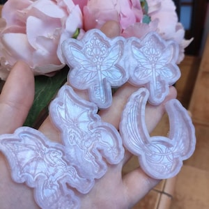 Può includere: Quattro stampi in silicone trasparente per la colata di resina. Gli stampi presentano una chiave alata, un cavallo alato, una creatura alata con testa di pipistrello e una palla alata.