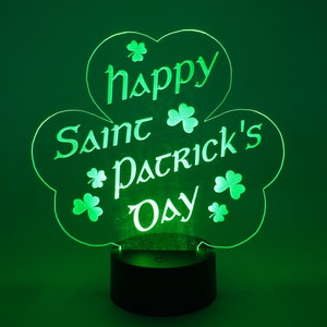 Peut inclure: Veilleuse LED en forme de trèfle vert avec le texte "Happy Saint Patrick's Day".
