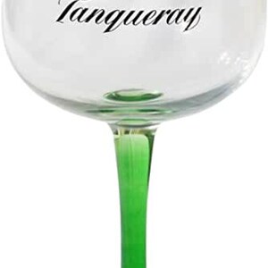 Puede incluir: Un vaso de ginebra de vidrio transparente con tallo y base verdes. El vaso tiene la palabra "Tanqueray" impresa en el lateral.