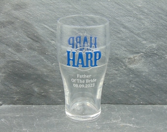 Vaso de pinta con forma de arpa personalizado con mensaje grabado. Cerveza de barril. Gran regalo para él o para ella.