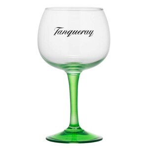 Puede incluir: Un vaso de ginebra de vidrio transparente con tallo y base verdes. El vaso tiene la palabra "Tanqueray" impresa en la parte delantera.