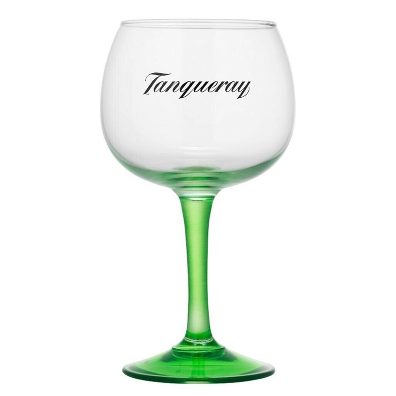 Puede incluir: Un vaso de ginebra de vidrio transparente con tallo y base verdes. El vaso tiene la palabra "Tanqueray" impresa en la parte delantera.