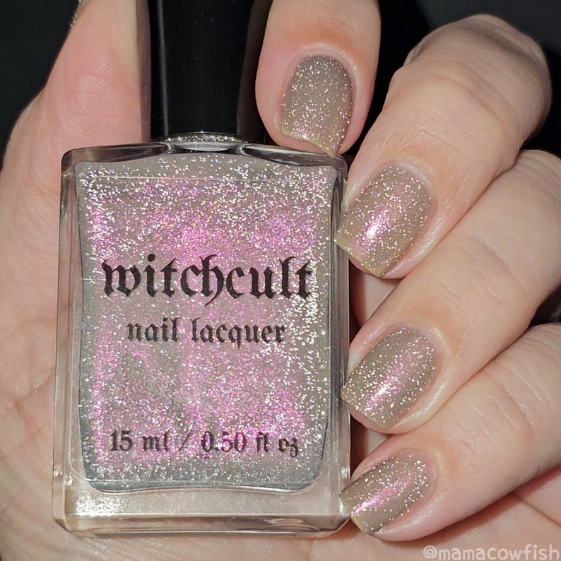 Puede incluir: Una botella de esmalte de u&ntilde;as Witchcult con un acabado de purpurina plateado y rosa. La botella est&aacute; etiquetada con el nombre de la marca y "esmalte de u&ntilde;as". La botella contiene 15 ml (0,50 fl oz) de esmalte de u&ntilde;as.