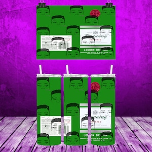 Puede incluir: Tres vasos de acero inoxidable verde con un patr&oacute;n repetido de un rostro de hombre y una etiqueta de botella de ginebra Tanqueray London Dry.