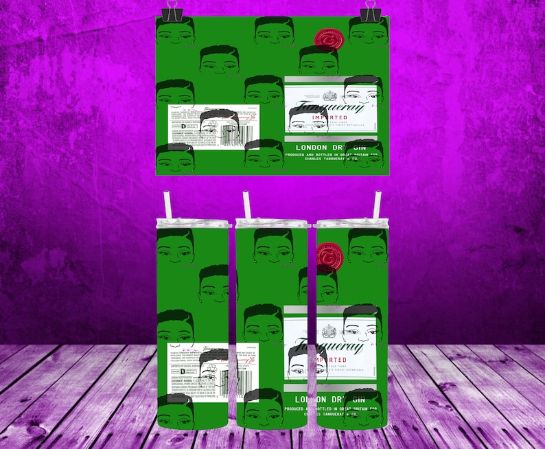 Puede incluir: Tres vasos de acero inoxidable verde con un patr&oacute;n repetido de un rostro de hombre y una etiqueta de botella de ginebra Tanqueray London Dry.