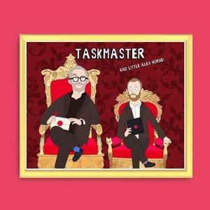 Peut inclure: Une illustration encadrée de deux personnes assises sur des trônes. L'illustration est de style cartoon et présente un fond rouge avec des accents dorés. Le texte "TASKMASTER AND LITTLE ALEX HORNE!" est en haut de l'illustration.
